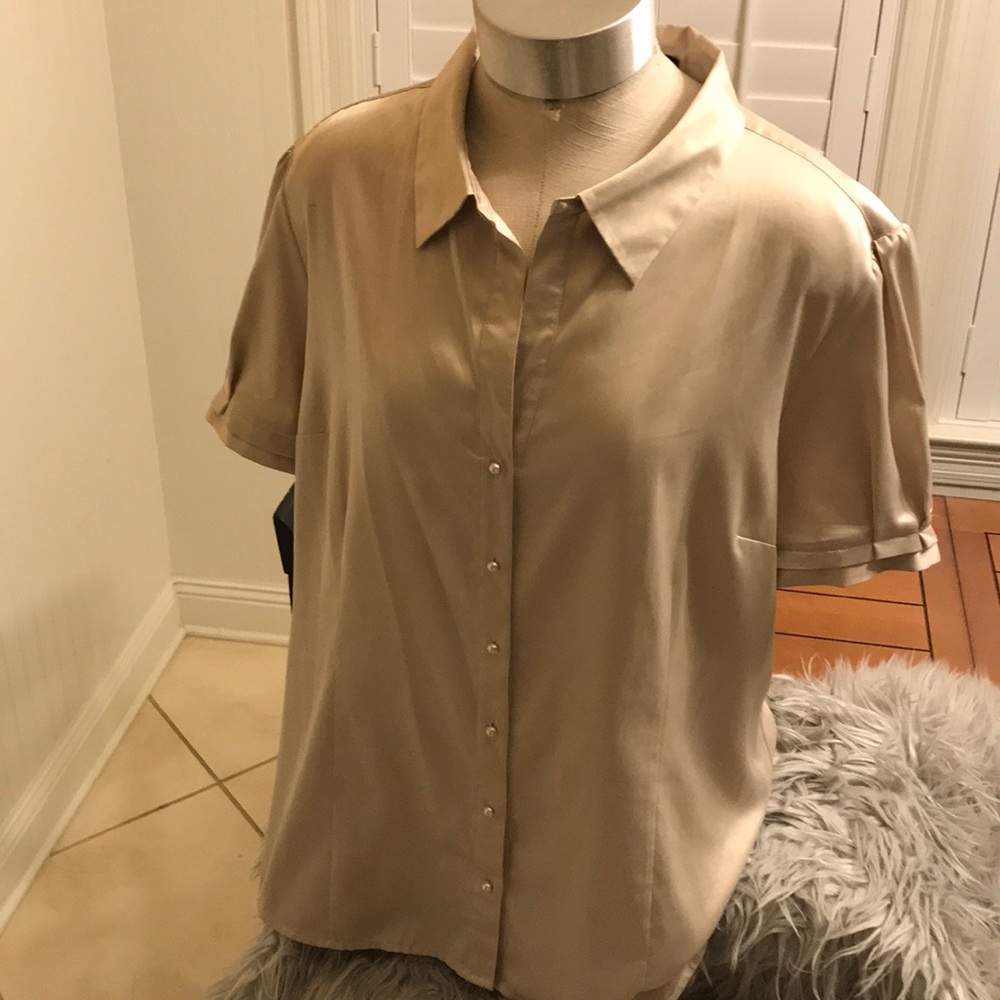 Tan short sleeve blouse with brown pearl buttons